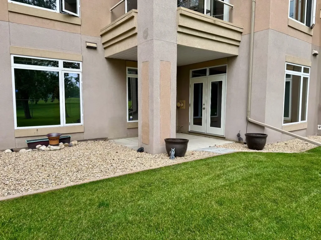 24 Hemlock Crescent SW Calgary AB T3C 2Z1