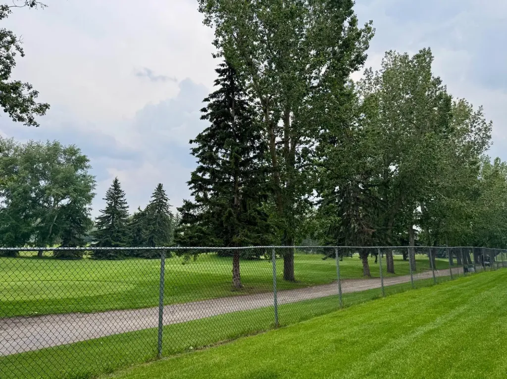 24 Hemlock Crescent SW Calgary AB T3C 2Z1
