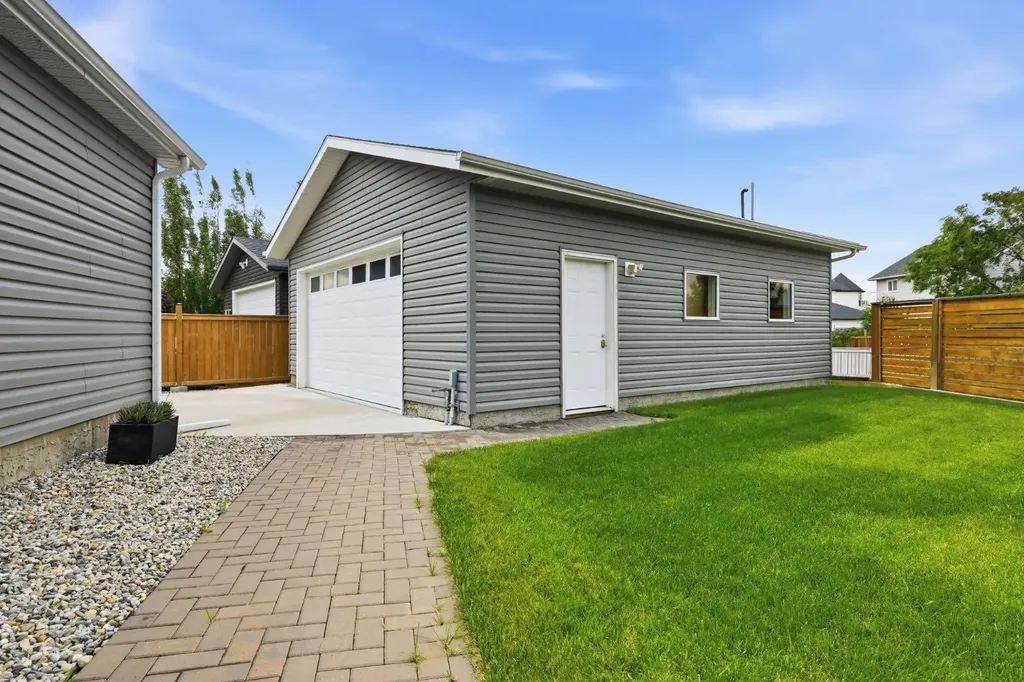 7 Henderson Bay NE Langdon AB T0J1X1