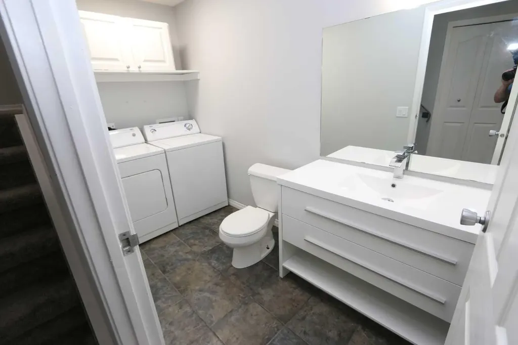 90 Glamis Drive SW Calgary AB T3E 6T8