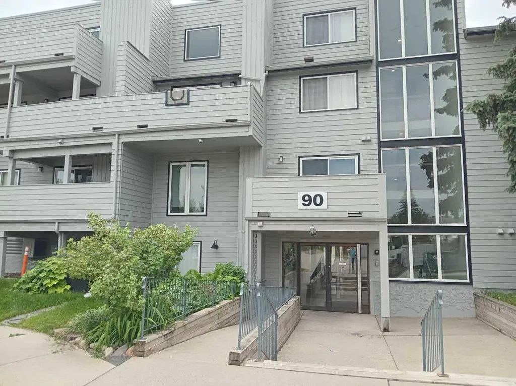 90 Glamis Drive SW Calgary AB T3E 6T8