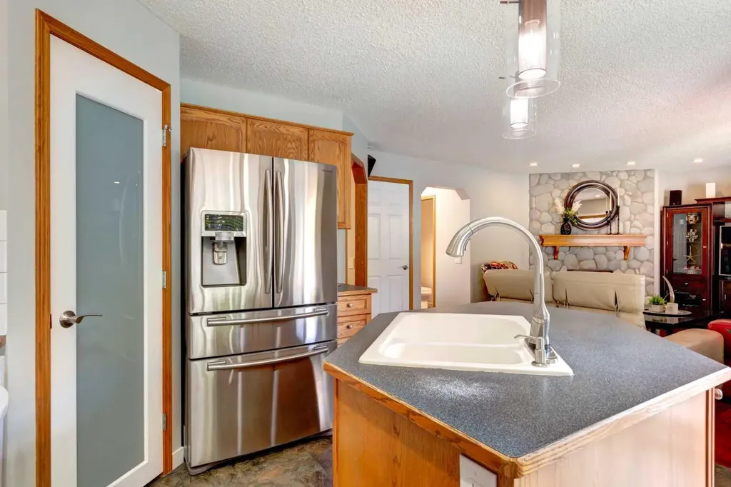 188 Mt Selkirk Close SE Calgary AB T2Z 2R5
