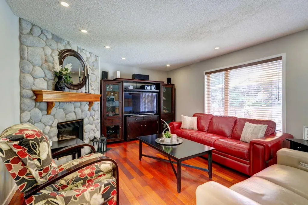 188 Mt Selkirk Close SE Calgary AB T2Z 2R5