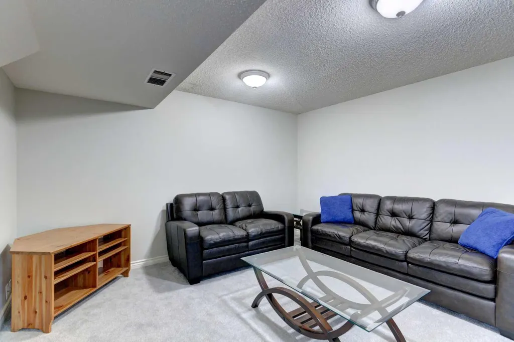 188 Mt Selkirk Close SE Calgary AB T2Z 2R5