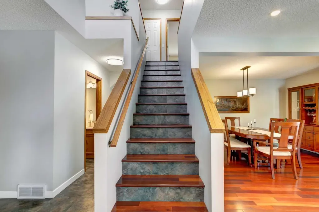 188 Mt Selkirk Close SE Calgary AB T2Z 2R5