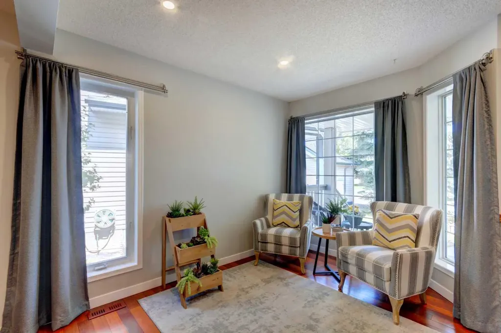 188 Mt Selkirk Close SE Calgary AB T2Z 2R5