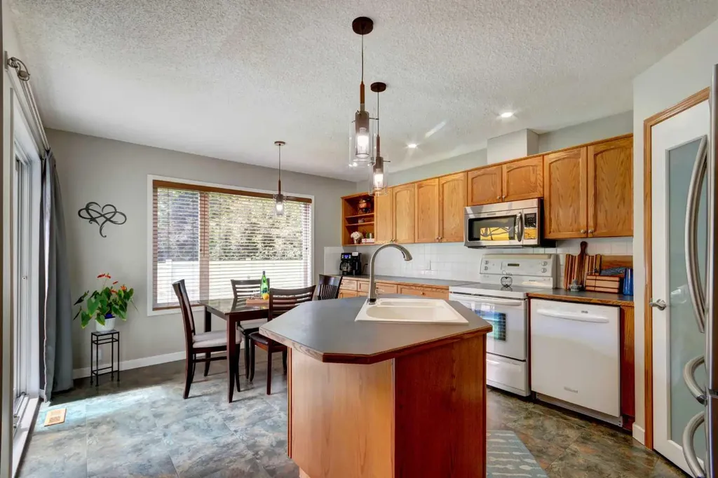 188 Mt Selkirk Close SE Calgary AB T2Z 2R5