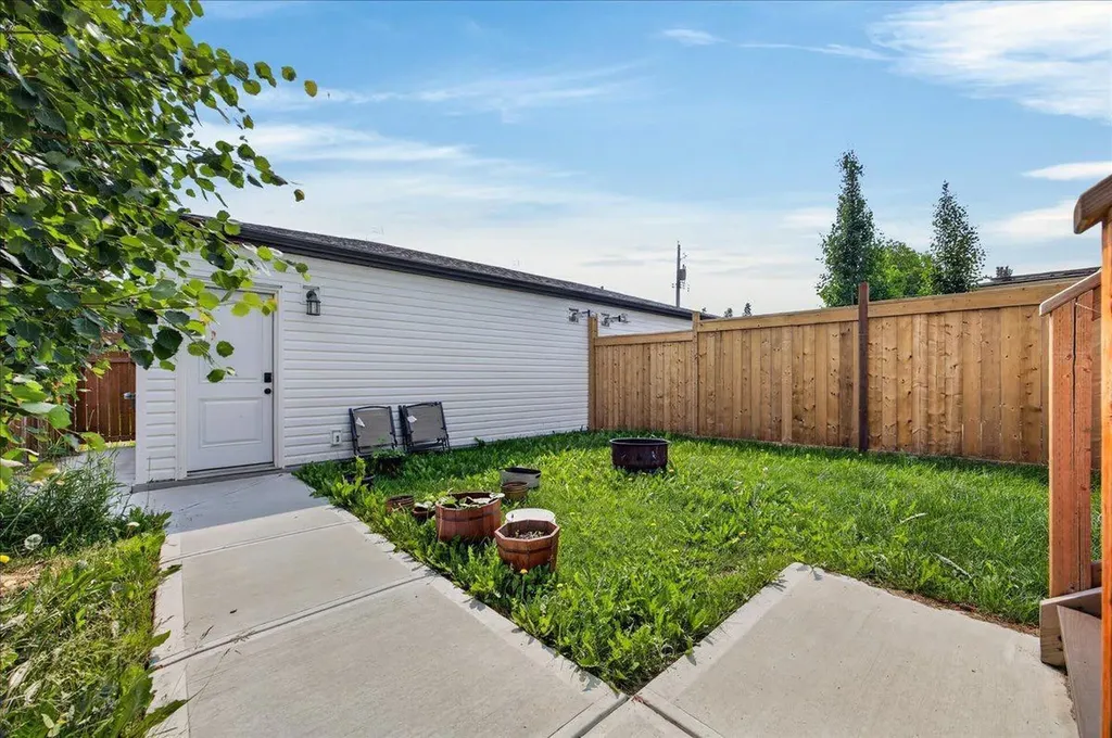 4620 81 Street NW Calgary AB T3B2P6