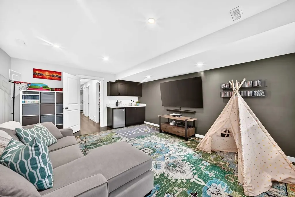 1416 43 Street SW Calgary AB T3C 2A2