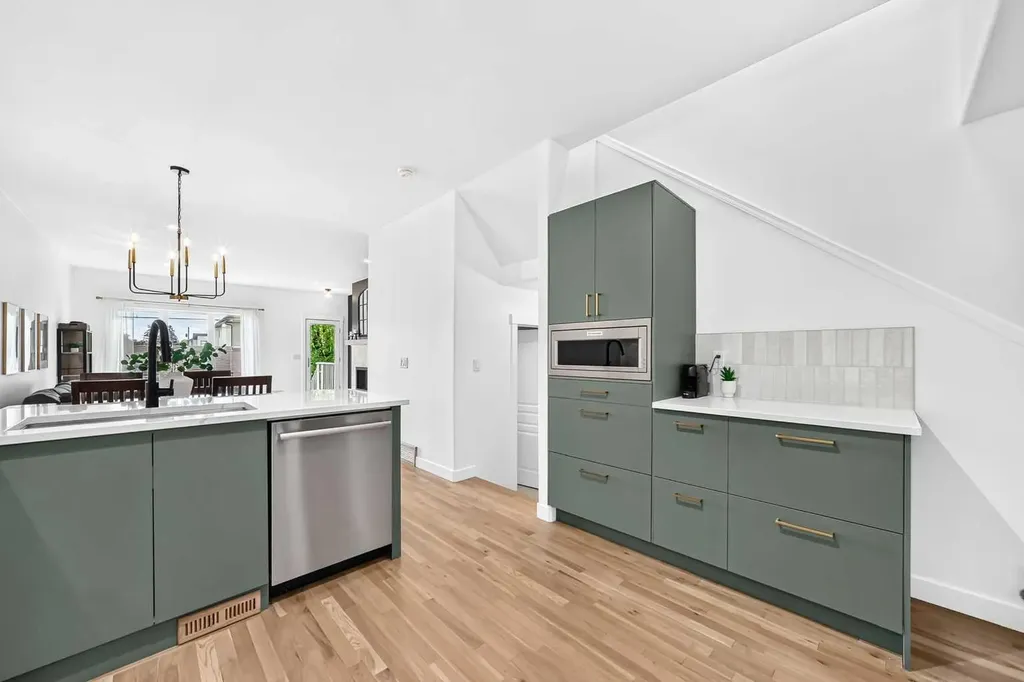 1416 43 Street SW Calgary AB T3C 2A2