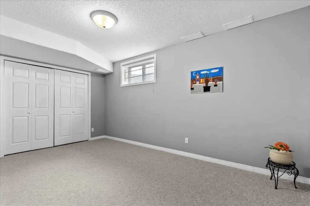 123 Schiller Crescent NW Calgary AB T3L 1W9