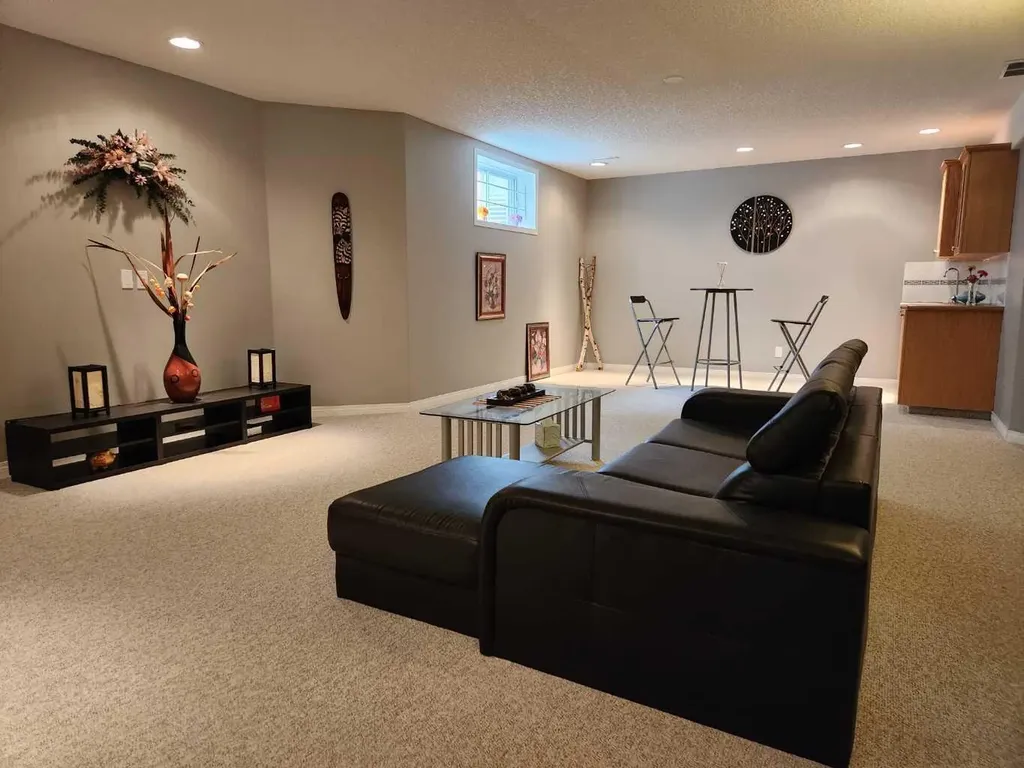 123 Schiller Crescent NW Calgary AB T3L 1W9