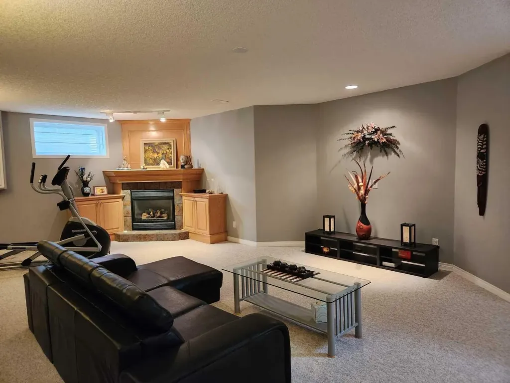 123 Schiller Crescent NW Calgary AB T3L 1W9