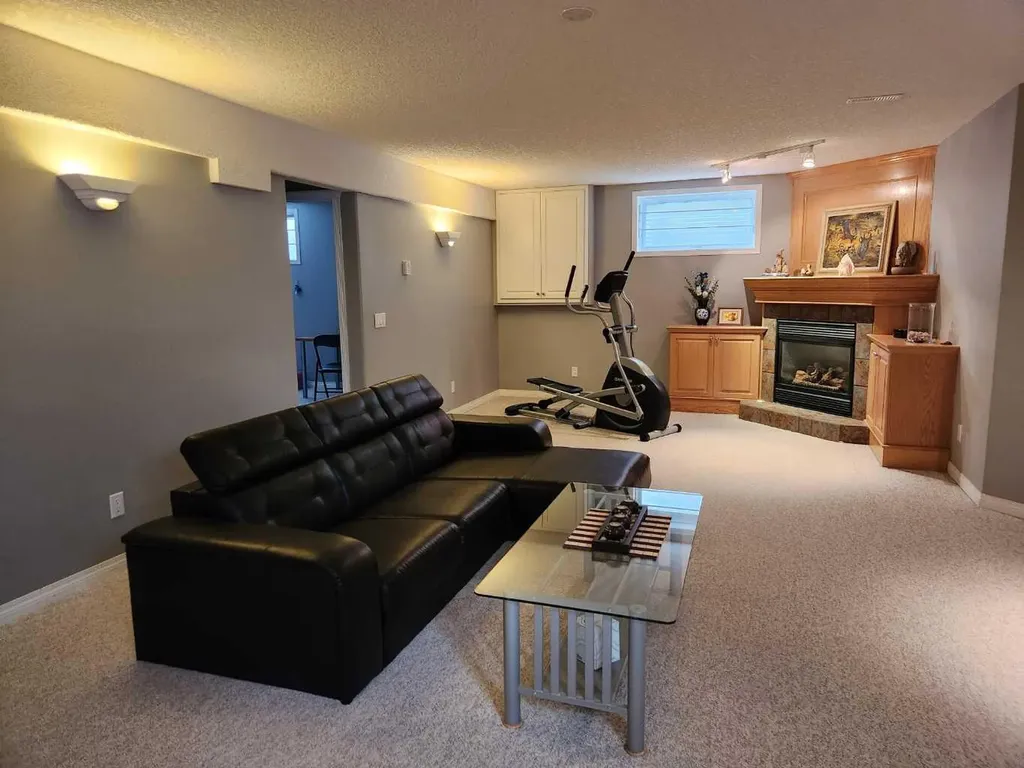 123 Schiller Crescent NW Calgary AB T3L 1W9