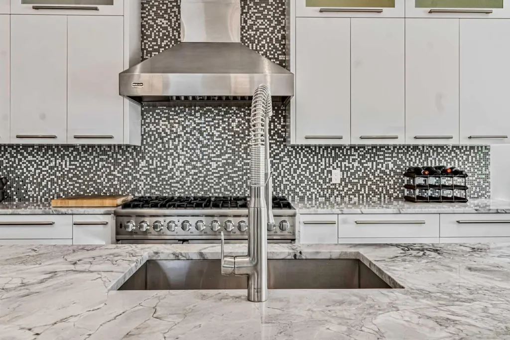 405 29 Avenue NE Calgary AB T2E 2C5