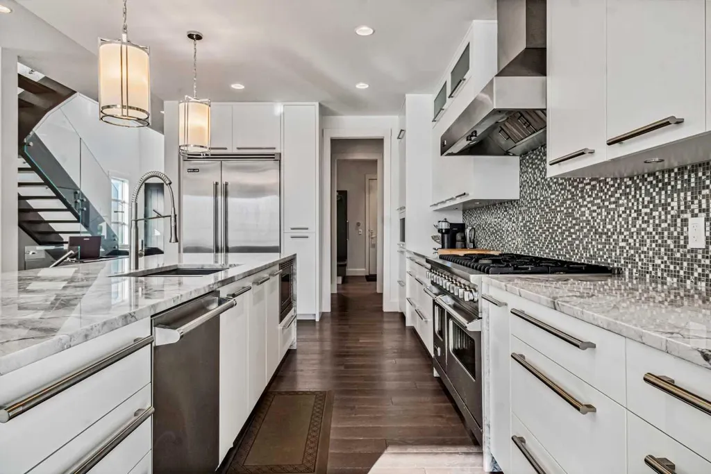 405 29 Avenue NE Calgary AB T2E 2C5