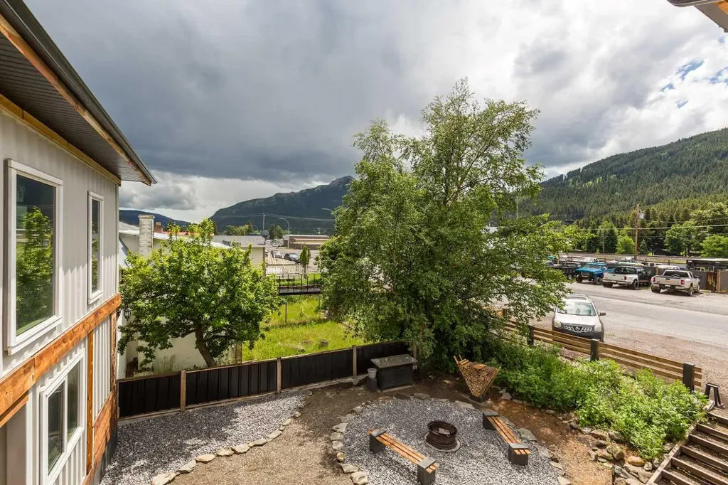 11333 20 Avenue Blairmore AB T0K0E0