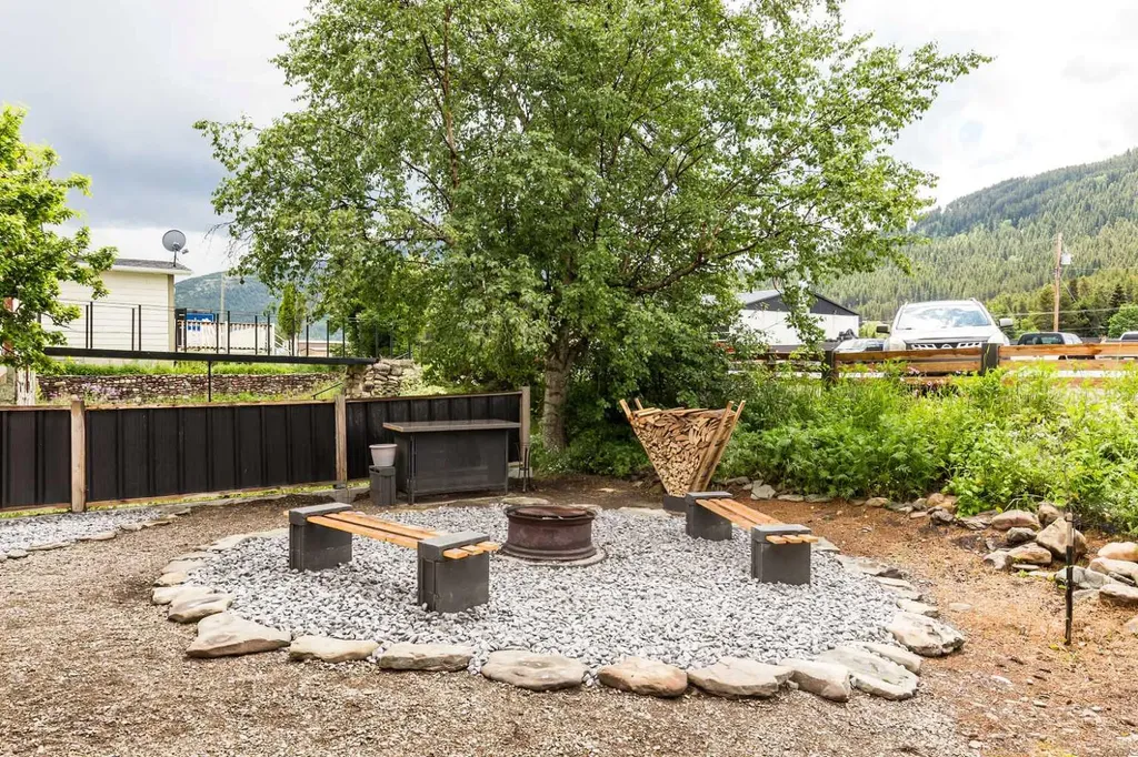 11333 20 Avenue Blairmore AB T0K0E0