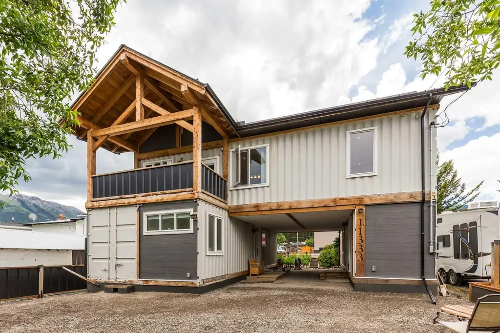 11333 20 Avenue Blairmore AB T0K0E0