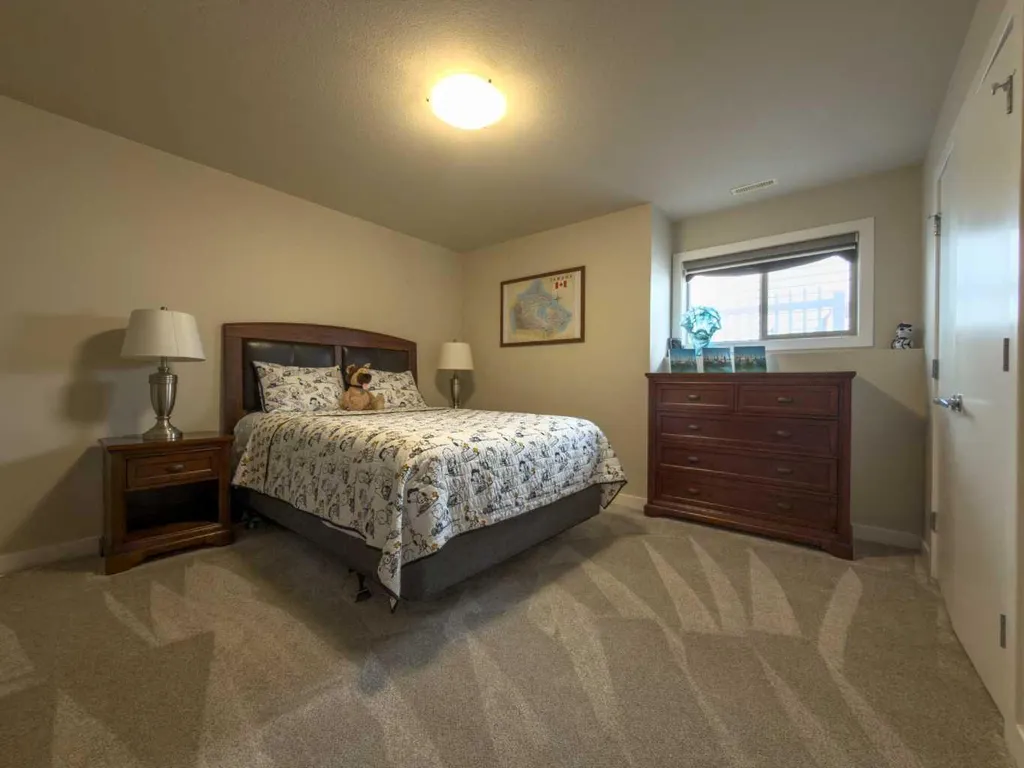 534 Canyon Cove W Lethbridge AB T1K 2N4