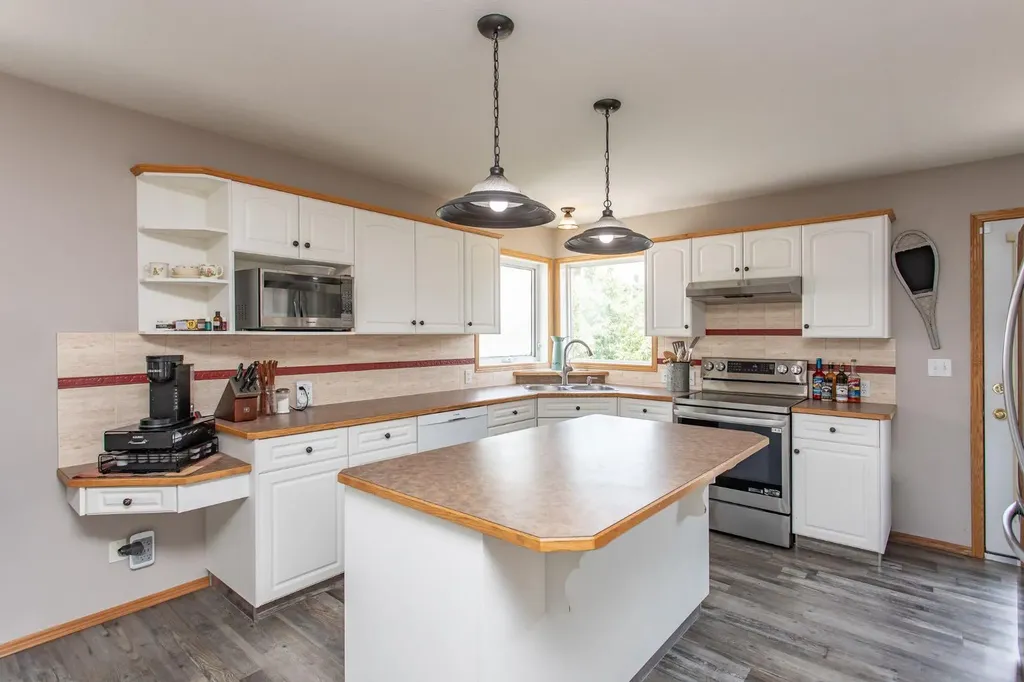 21 Royal Crescent Lacombe AB T4L2H7