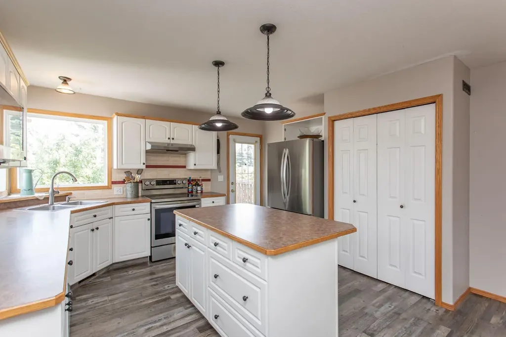21 Royal Crescent Lacombe AB T4L2H7