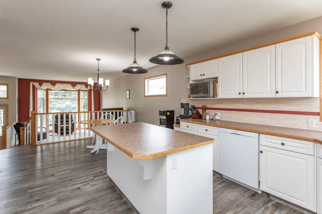 21 Royal Crescent Lacombe AB T4L2H7