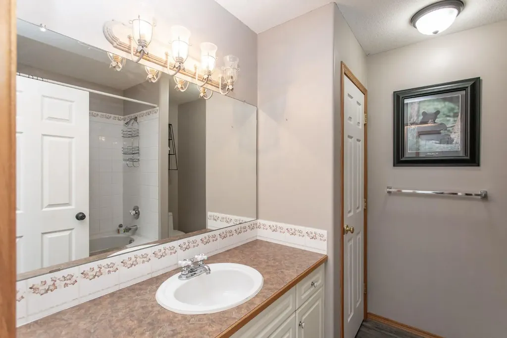 21 Royal Crescent Lacombe AB T4L2H7