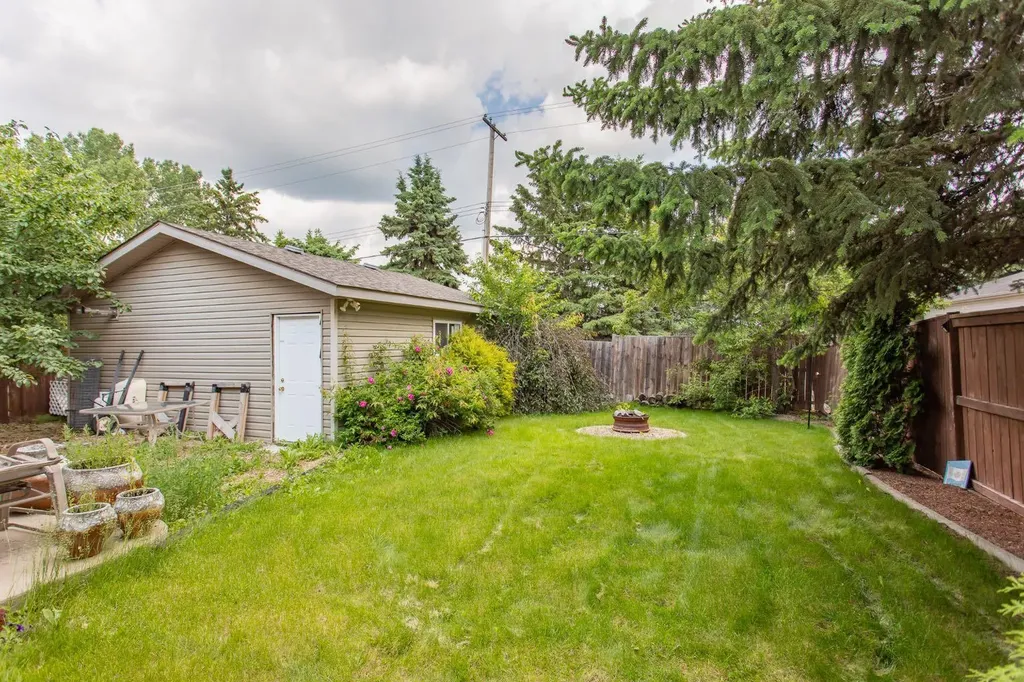 21 Royal Crescent Lacombe AB T4L2H7