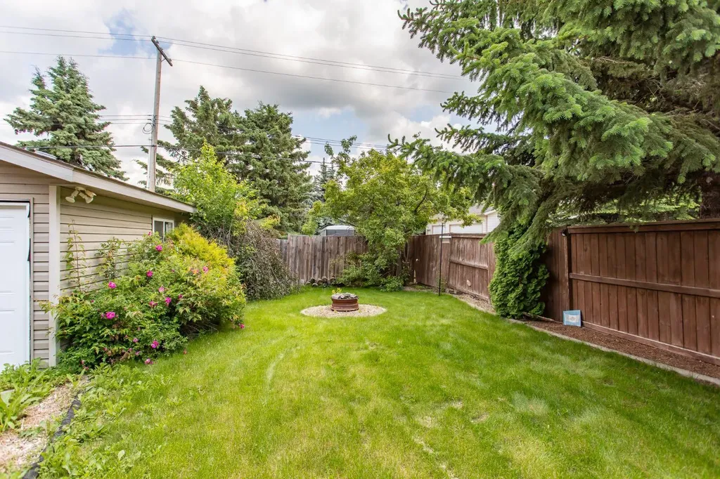 21 Royal Crescent Lacombe AB T4L2H7