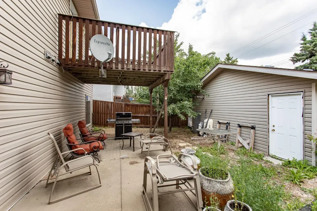 21 Royal Crescent Lacombe AB T4L2H7