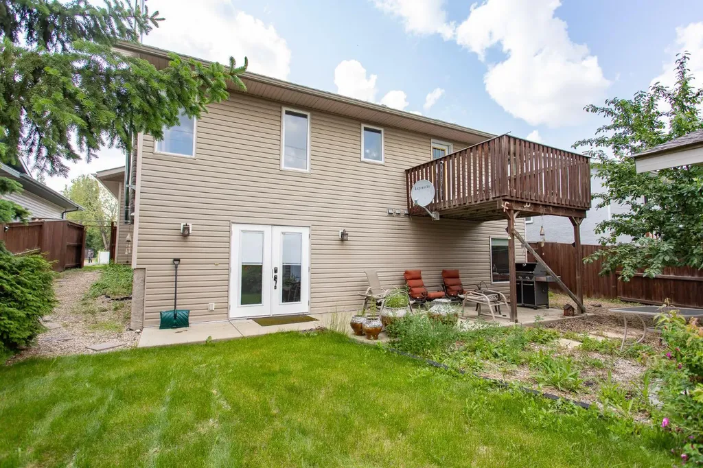 21 Royal Crescent Lacombe AB T4L2H7
