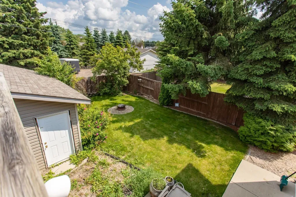 21 Royal Crescent Lacombe AB T4L2H7