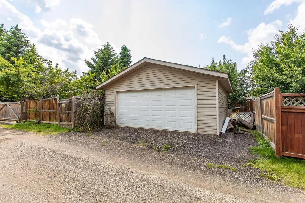 21 Royal Crescent Lacombe AB T4L2H7