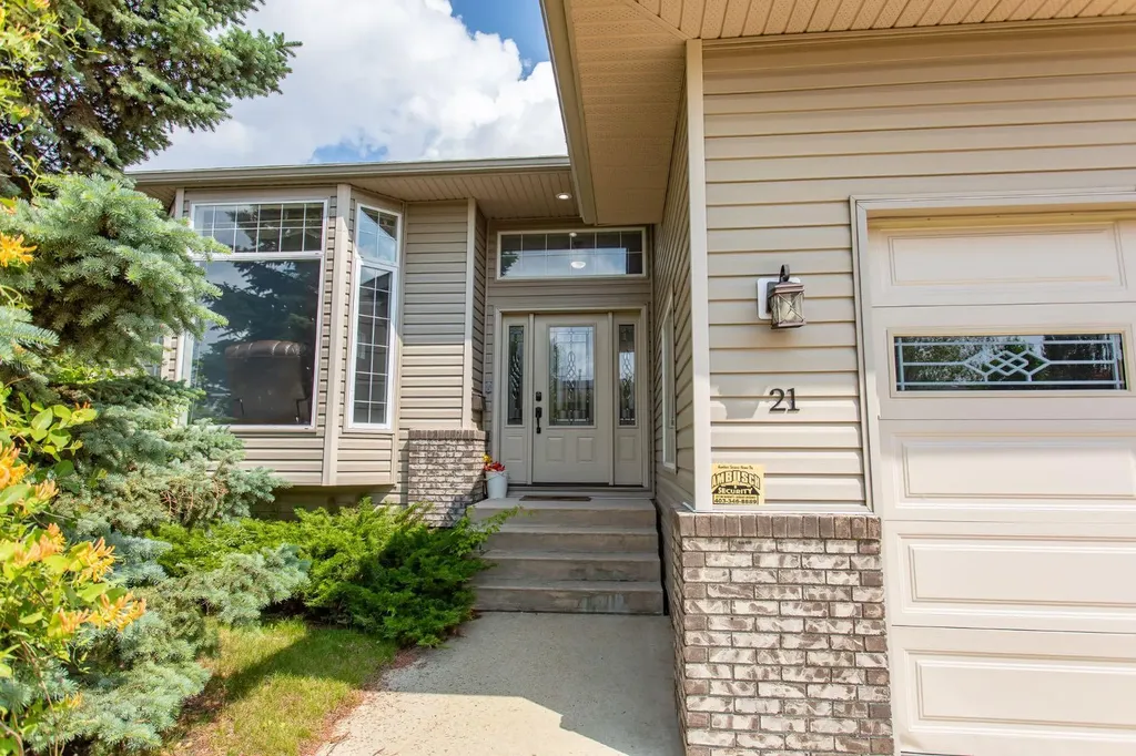 21 Royal Crescent Lacombe AB T4L2H7
