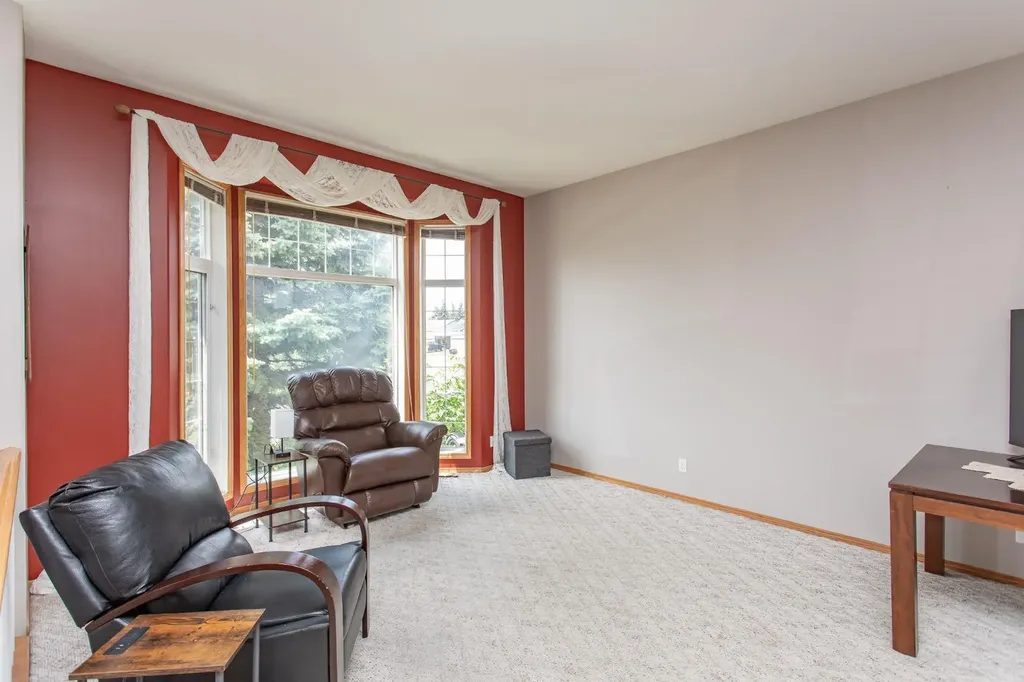21 Royal Crescent Lacombe AB T4L2H7
