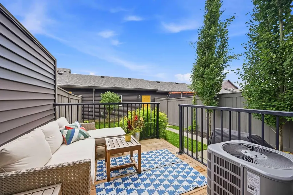 21 Carringvue Link NW Calgary AB T3P 1K7