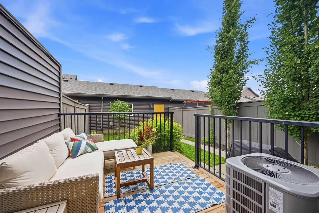21 Carringvue Link NW Calgary AB T3P 1K7