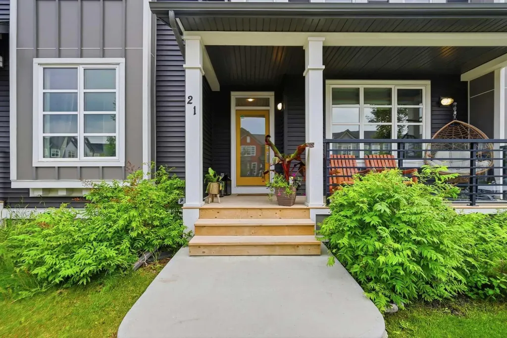 21 Carringvue Link NW Calgary AB T3P 1K7