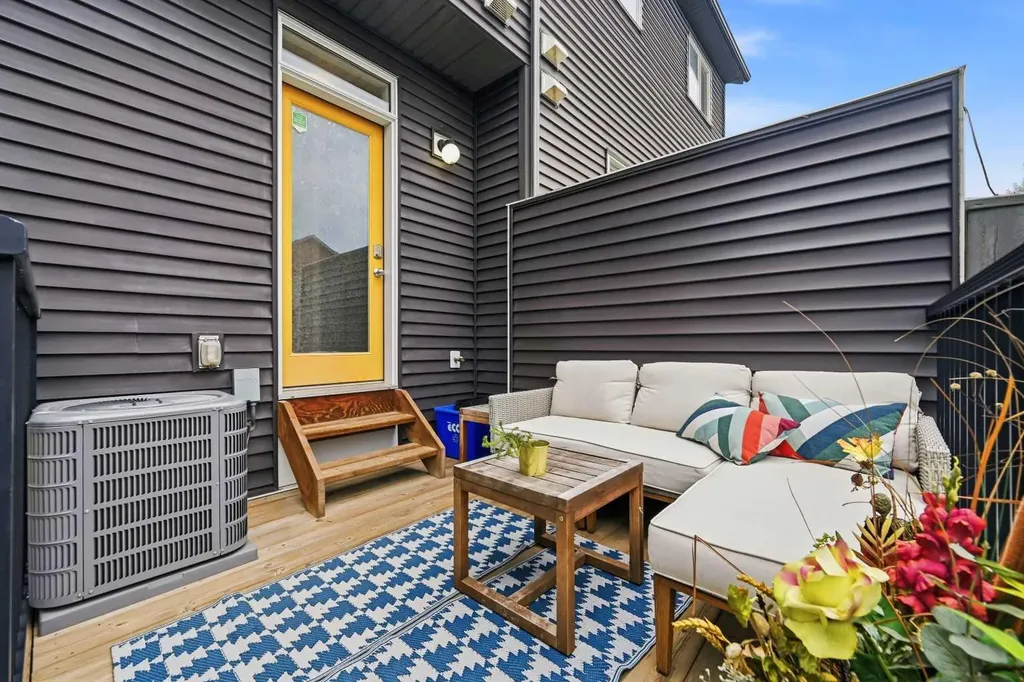 21 Carringvue Link NW Calgary AB T3P 1K7