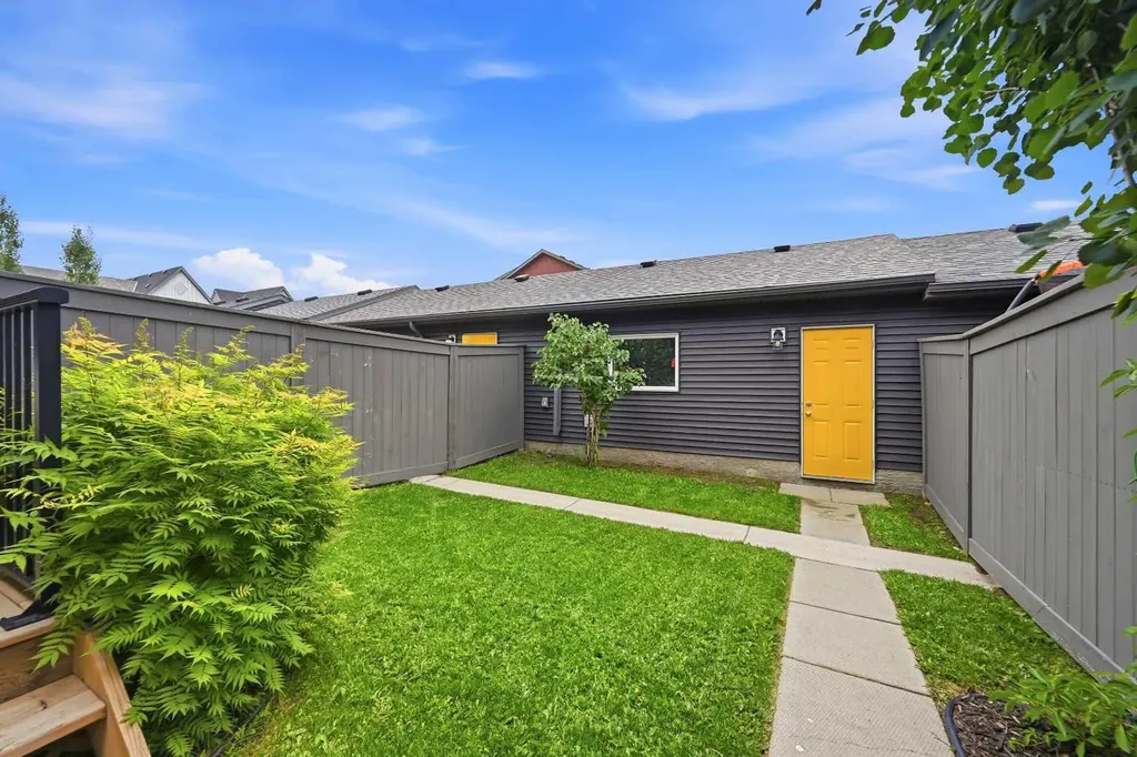 21 Carringvue Link NW Calgary AB T3P 1K7