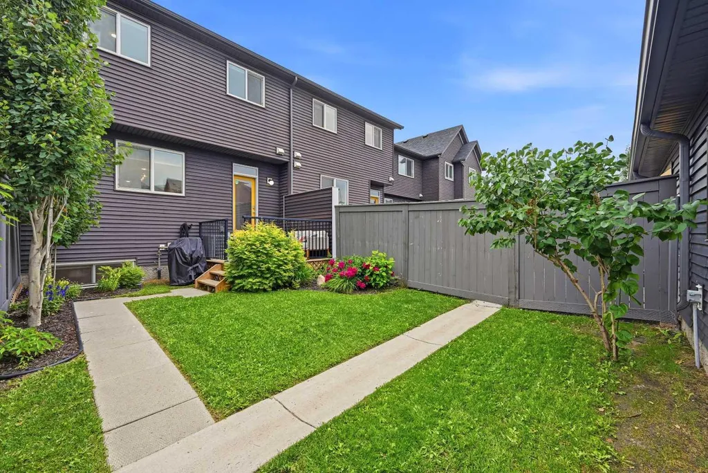 21 Carringvue Link NW Calgary AB T3P 1K7