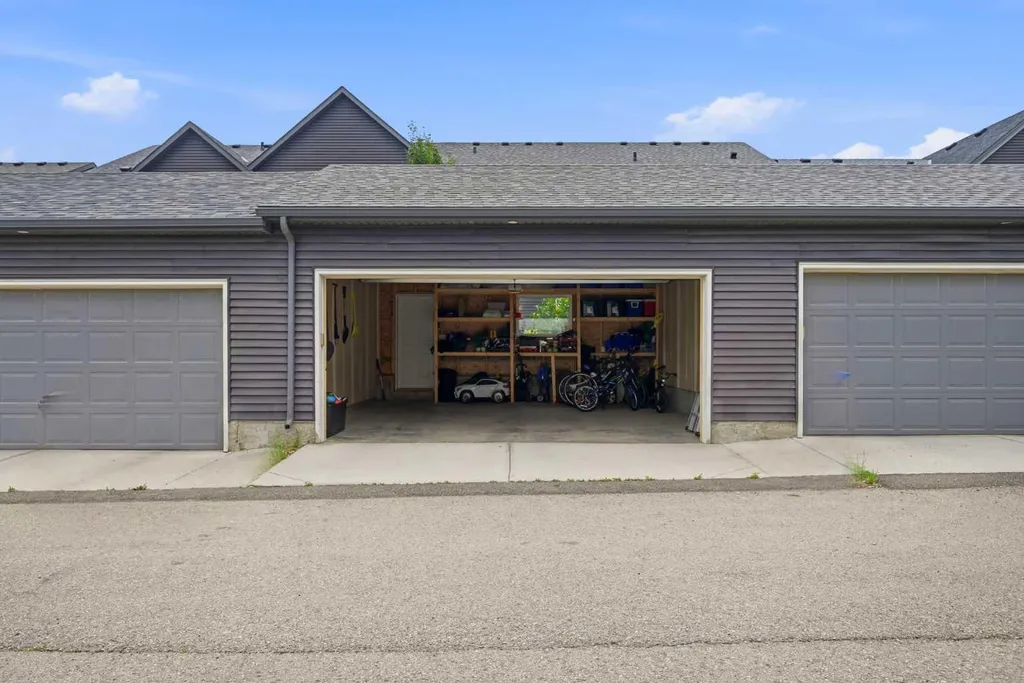 21 Carringvue Link NW Calgary AB T3P 1K7