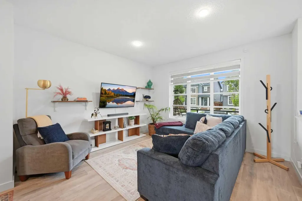 21 Carringvue Link NW Calgary AB T3P 1K7