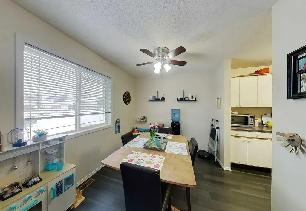 12 Avenue Edson AB T7E 1X2
