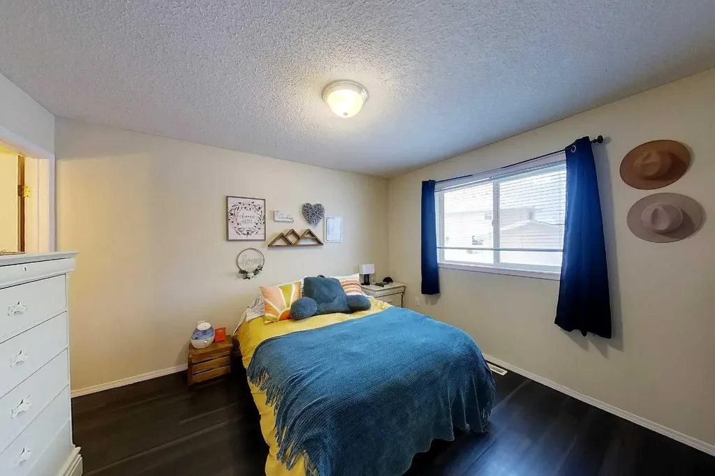 12 Avenue Edson AB T7E 1X2