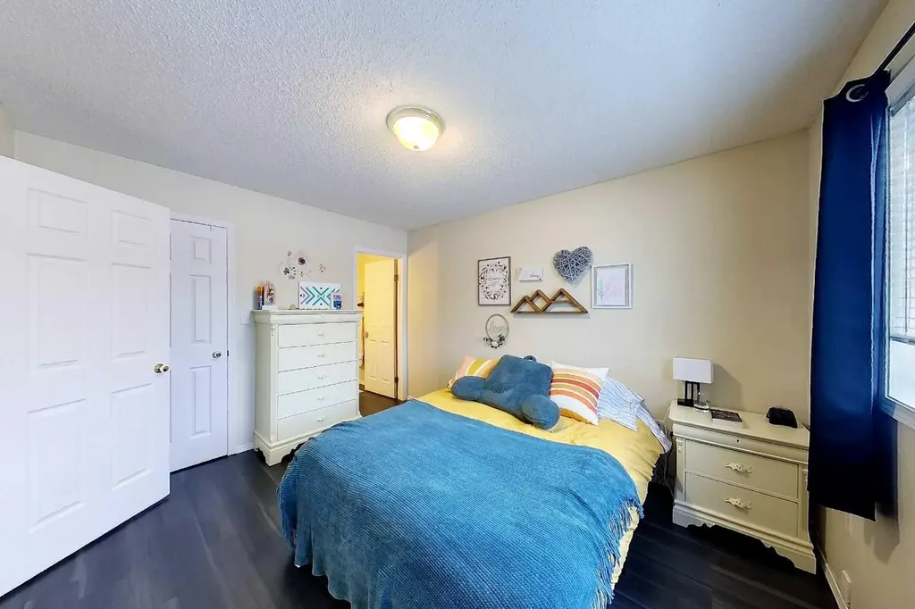 12 Avenue Edson AB T7E 1X2