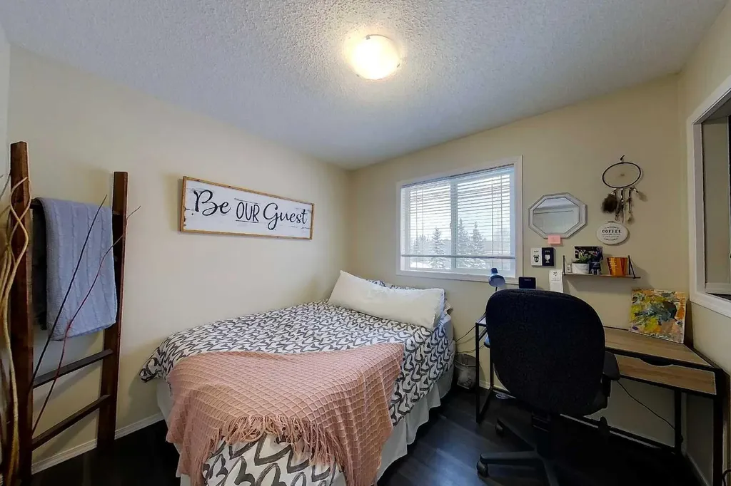 12 Avenue Edson AB T7E 1X2