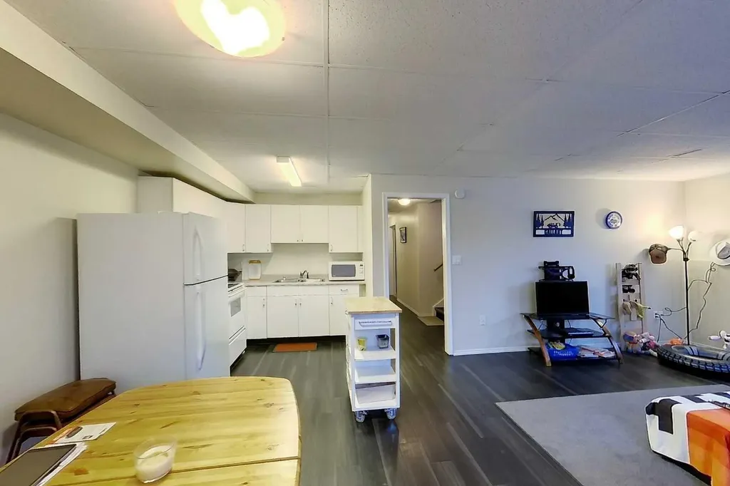 12 Avenue Edson AB T7E 1X2