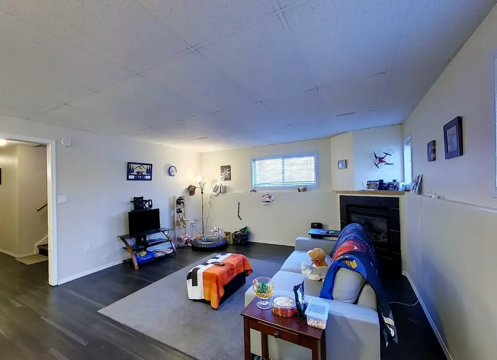 12 Avenue Edson AB T7E 1X2